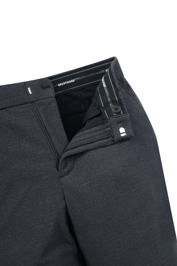 [매직팬츠] 마이크로 기모 본딩 팬츠는 겨울철 따뜻함과 스타일을 모두 잡은 바지입니다. 일상, 출근룩에 적합하며, 미니멀, 클래식, 캐주얼 스타일을 연출하기 좋습니다. 두꺼운 두께감의 기모 소재와 본딩 안감으로 뛰어난 보온성을 제공하며, 허리 안쪽 풀 밴딩으로 편안한 착용감을 선사합니다. 핏은 스트레이트, 하의 기장은 일반으로 제작되었으며, 신축성이 있어 활동성을 높였습니다. 비침 걱정 없이 따뜻하고 스타일리시하게 겨울을 보내세요.
