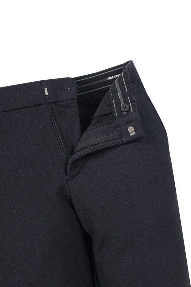 **[매직팬츠] 마이크로 기모 본딩 팬츠**는 부드러운 촉감과 따뜻함을 선사하는 겨울철 필수 아이템입니다. 밴딩 처리로 편안한 착용감을 제공하며, 스트레이트 핏으로 어떤 스타일에도 잘 어울립니다. 네이비 컬러의 무지 디자인은 미니멀, 클래식, 캐주얼 등 다양한 스타일을 연출하는 데 용이합니다. 두꺼운 두께감과 마이크로 기모 안감, 신축성 있는 소재로 제작되어 보온성과 활동성을 모두 갖췄습니다. 출근룩으로도 손색없는 활용도 높은 매직 팬츠입니다.
