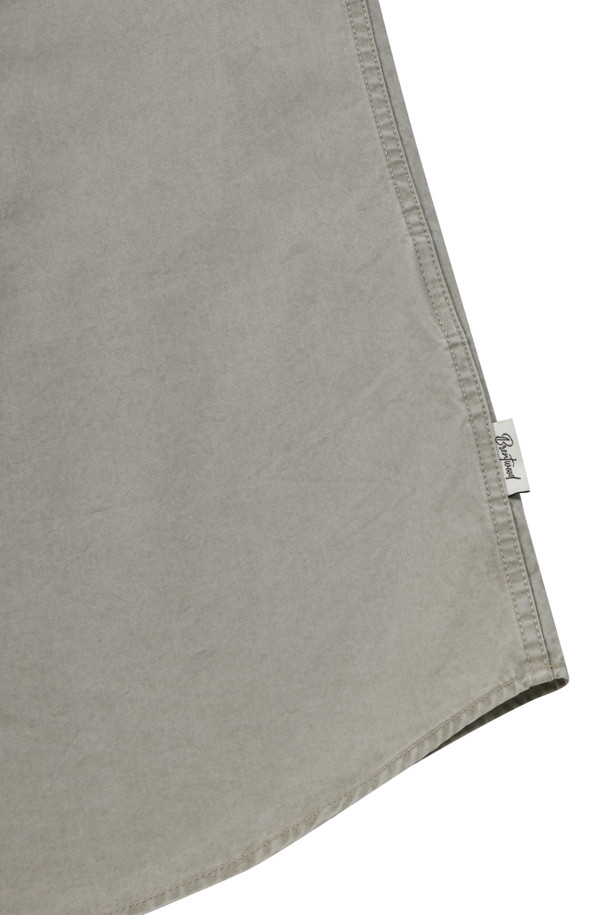 **솔리드 코튼 워싱 캐주얼 셔츠**는 부드러운 면 소재로 제작되어 편안한 착용감을 선사합니다. 가먼트 워싱 처리로 자연스러운 질감을 더했으며, 등판 등주름 디테일과 행거 루프 디테일로 포인트를 주었습니다. 옆구리 포인트 라벨과 레드 포인트 단추가 돋보이며, 톤 다운된 그레이 컬러로 어떤 스타일에도 쉽게 매치할 수 있습니다. 일상생활은 물론 가을 나들이룩으로 활용하기 좋은 캐주얼 셔츠입니다.
