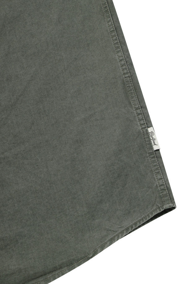 솔리드 코튼 워싱 캐주얼셔츠는 가을에 어울리는 캐주얼 스타일의 긴소매 셔츠입니다. 면 소재에 가먼트 워싱 처리를 하여 자연스러운 질감과 편안한 착용감을 선사합니다. 카키 색상의 무지 디자인으로, 등판 등 주름 디테일과 레드 포인트 단추가 은은한 포인트를 더합니다. 옆구리 포인트 라벨과 행거 루프 디테일로, 동네 마실룩이나 가을 나들이룩에 잘 어울리는 미니멀하고 클래식한 스타일을 완성합니다. 레귤러 핏으로 제작되어 편안하게 착용 가능합니다.
