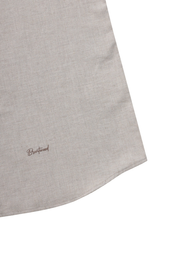 마이크로 코튼 캐주얼셔츠는 부드러운 촉감의 코튼 소재로 제작되어 편안한 착용감을 선사합니다. 베이직, 미니멀, 캐주얼 스타일을 아우르는 디자인으로, 겨울철 데일리룩에 활용하기 좋습니다. 버튼다운칼라와 긴 소매 기장, 레귤러 핏으로 깔끔한 실루엣을 연출하며, 넥고리 부분 배색 처리와 하단 시그니처 로고 장식, 앞중심 하단 및 소매 단추의 레드 포인트가 특징입니다. 마이크로 패턴이 은은하게 들어가 세련된 느낌을 더하며, 신축성은 없지만 비침 걱정 없이 착용할 수 있습니다.
