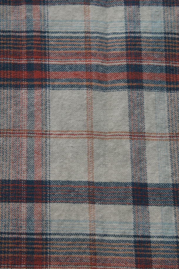 가먼트다잉 기법으로 빈티지한 멋을 살린 남성용 체크 캐주얼셔츠입니다. 부드러운 면 소재로 제작되어 겨울철에도 편안하게 착용 가능하며, 레귤러핏으로 어떤 스타일에도 자연스럽게 어울립니다. 그레이 컬러의 체크 패턴이 은은한 포인트를 더하고, 가슴 포켓과 칼라 및 소매 안쪽 배색 디테일로 밋밋함을 덜었습니다. 더블 스티치 마감으로 내구성을 높였으며, 신축성이 없어 깔끔한 핏을 유지합니다. 겨울 데일리룩, 동네 마실룩, 카페룩 등 다양한 상황에 활용하기 좋은 아이템입니다.
