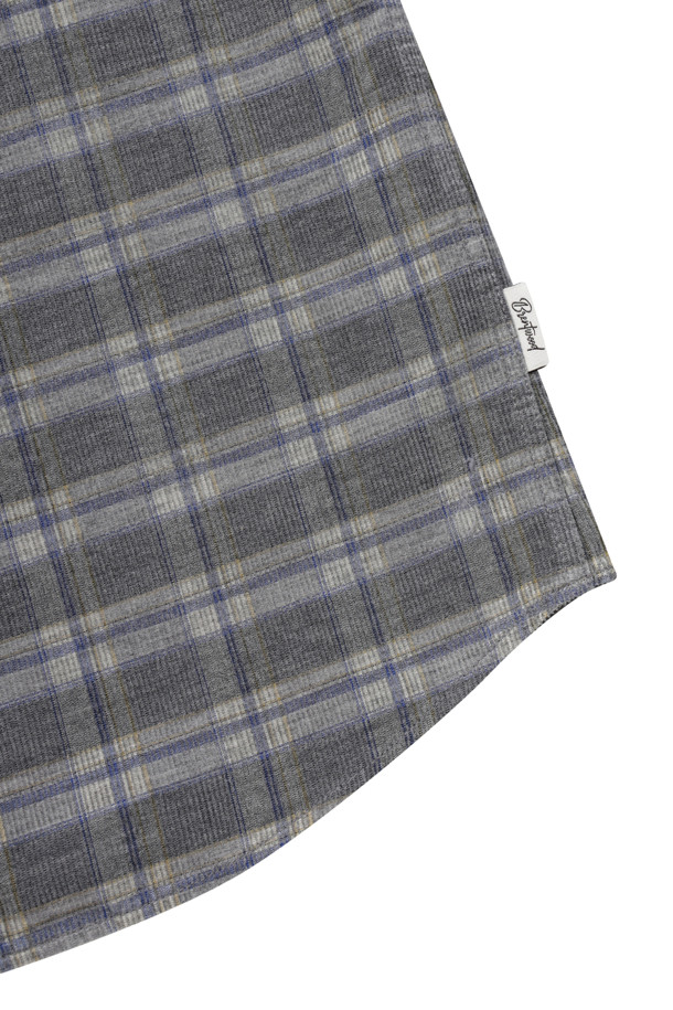 부드러운 코튜로이 소재와 따뜻한 감촉이 돋보이는 체크 코듀로이 캐주얼셔츠입니다. 겨울철 일상, 동네 마실, 카페 등 다양한 TPO에 활용하기 좋은 아이템입니다. 캐주얼, 클래식, 미니멀 스타일을 즐겨 입는 분들께 추천드립니다. 그레이 컬러의 레귤러핏 셔츠로, 가슴 포켓과 등판 등주름 디테일이 돋보입니다. 넥고리 및 소매 안쪽 배색으로 포인트를 더했으며, 신축성은 없지만 부드러운 촉감과 비침 없는 디자인으로 편안하게 착용할 수 있습니다.
