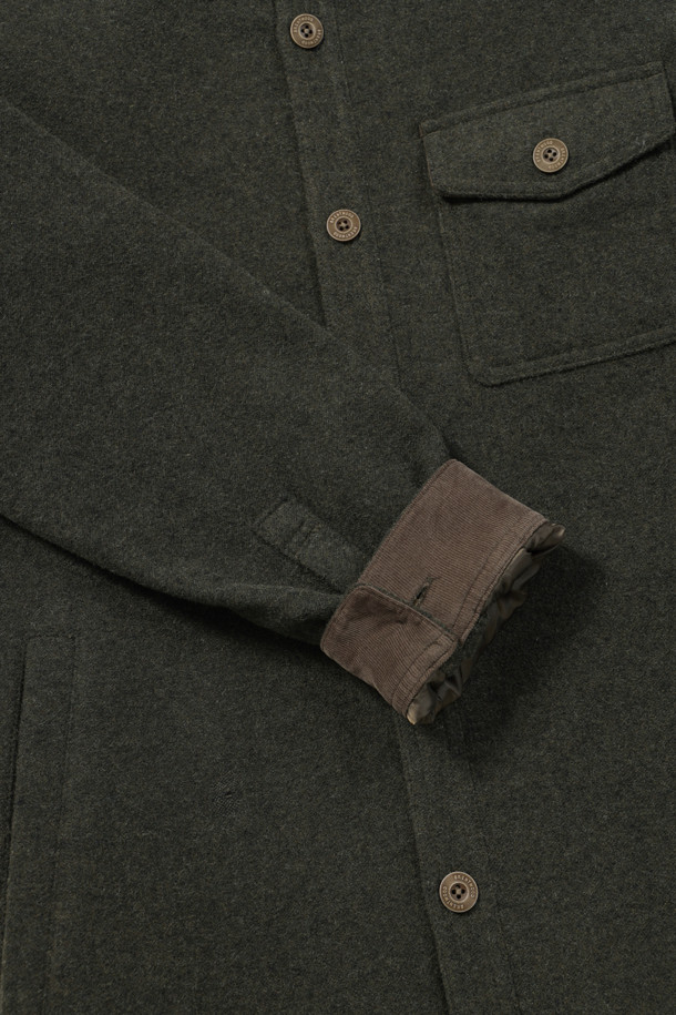 겨울철 스타일을 책임질 남성용 퀼팅 셔켓입니다. 캐주얼, 클래식, 미니멀 스타일을 모두 아우르는 디자인으로, 겨울 데일리룩, 모임룩, 출근룩 등 다양한 TPO에 활용하기 좋습니다. 두꺼운 두께감과 바이린 HAS 충전재 내장으로 뛰어난 보온성을 제공하며, 금속 코팅 단추와 왼쪽 가슴 장식 포켓, 칼라 및 소매 안쪽 배색 디테일이 돋보입니다. 셔켓 특유의 편안한 레귤러핏과 무지 패턴은 어떤 옷에도 쉽게 매치할 수 있도록 돕습니다. 폴리에스테르와 울 혼방 소재로 제작되어 부드러운 터치감을 선사합니다.
