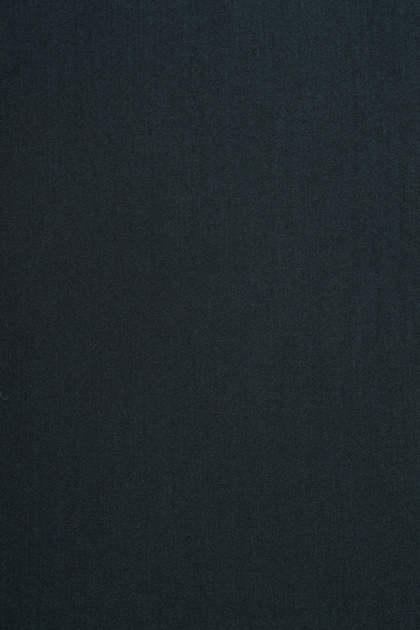 세련된 무드의 슬림핏 소프트터치 드레스셔츠입니다. 부드러운 레이온 소재로 제작되어 편안한 착용감을 선사합니다. 다크 컬러에 히든스냅 다운 네크라인과 오각 커프스단, 2버튼 디테일이 더해져 모던하고 시크한 스타일을 연출합니다. 가을 시즌, 정장, 셋업, 자켓과 함께 오피스룩, 비즈니스 캐주얼, 회의룩 등 다양한 TPO에 활용하기 좋습니다. 신축성이 있으며 비침이 없어 깔끔하게 착용할 수 있습니다.
