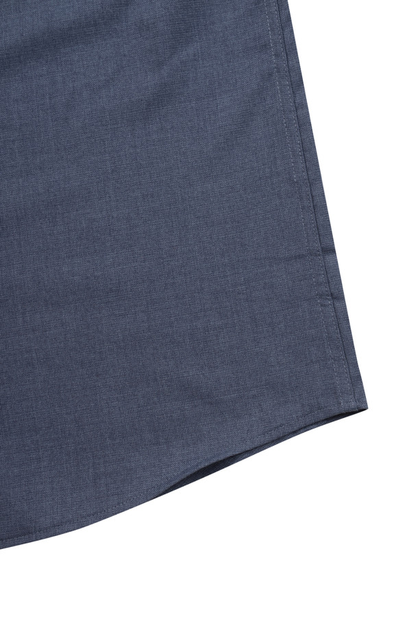 네이비 컬러의 레귤러핏 뱀부 블렌디드 드레스셔츠입니다. 뱀부 혼방 소재로 제작되어 부드러운 촉감을 선사하며, 가을 시즌에 적합합니다. 히든스냅 다운 칼라와 굴림 커프스단 2버튼 디자인으로 클래식한 무드를 연출합니다. 소취 기능의 데오도란트 테이프를 내장하여 쾌적하게 착용 가능하며, 왼쪽 가슴 주머니와 자수 포인트로 세련됨을 더했습니다. 오피스룩, 비즈니스 캐주얼, 출근룩 등 다양한 TPO에 활용하기 좋습니다.
