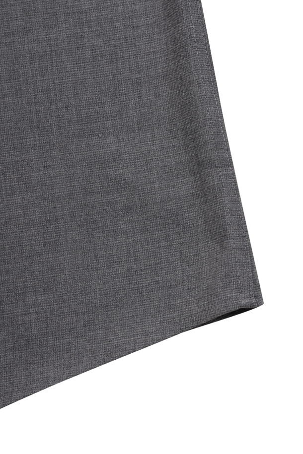 멜란지 컬러의 레귤러핏 뱀부 블렌디드 드레스셔츠입니다. 부드러운 촉감의 뱀부 혼방 소재로 제작되어 편안한 착용감을 선사하며, 일상, 오피스룩, 비즈니스 캐주얼, 모임룩 등 다양한 TPO에 활용하기 좋습니다. 클래식과 미니멀 스타일을 동시에 만족시키는 디자인으로, 가을 시즌에 적합합니다. 히든스냅 다운 네크라인과 긴소매, 마이크로 패턴, 왼쪽 가슴 주머니 디테일이 돋보이며, 굴림 커프스단 2버튼과 데오도란트 테이프를 적용하여 실용성을 더했습니다. 소취 기능과 보통의 신축성, 비침 없는 디자인으로 완성도를 높였습니다.
