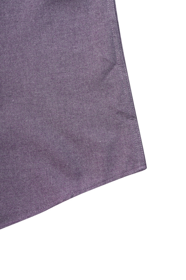 멜란지 컬러의 레귤러핏 소프트터치 드레스셔츠입니다. 부드러운 촉감의 레이온 기모 혼방 소재로 제작되어 가을 시즌에 적합하며, 클래식한 스타일을 연출합니다. 히든스냅 다운 네크라인과 긴 소매, 커프스단 2버튼 디테일이 특징이며, 왼쪽 가슴 주머니와 자수 포인트로 포인트를 더했습니다. 신축성은 보통이며 비침이 없어 편안하게 착용 가능합니다. 오피스룩, 비즈니스 캐주얼, 회의룩 등 다양한 TPO에 미니멀하고 클래식하게 활용하기 좋습니다.
