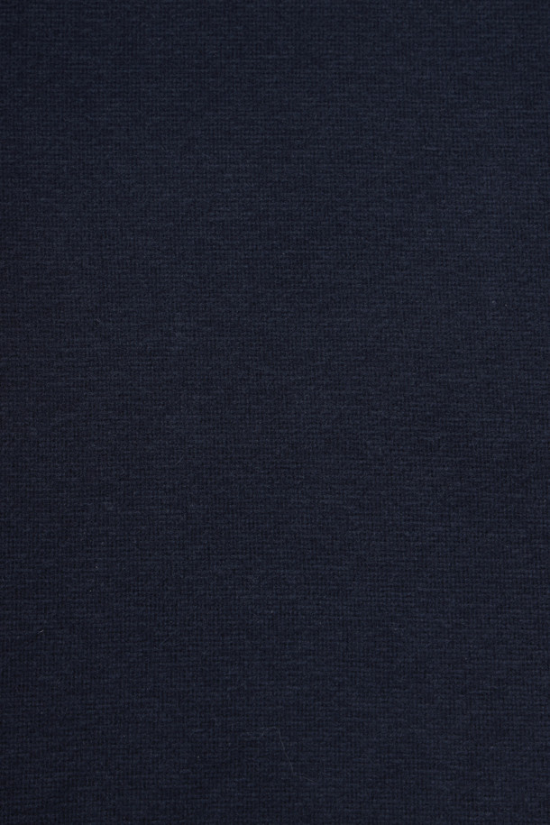 네이비 컬러의 기모 솔리드 폴로넥 티셔츠입니다. 초겨울, 겨울 시즌에 적합하며, 베이직한 스타일로 일상에서 편안하게 착용할 수 있습니다. 레귤러핏에 레귤러 기장으로 제작되었으며, 부드러운 촉감의 레이온 기모 소재를 사용하여 보온성을 높였습니다. 무지 디자인에 긴 소매, 폴로넥, 3버튼 여밈, 소매단 더블 공정, 로고 자수가 특징입니다. 클래식, 미니멀, 캐주얼 스타일의 겨울 데일리룩에 활용하기 좋습니다.
