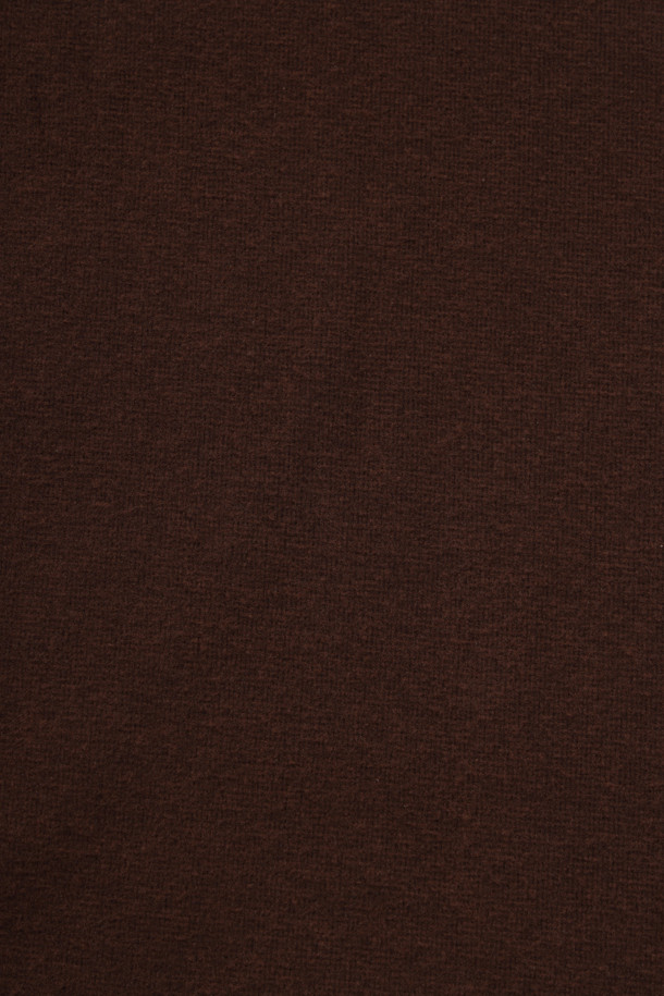 부드러운 촉감의 기모 소재로 제작되어 초겨울부터 겨울까지 따뜻하게 착용 가능한 기모 솔리드 폴로넥 티셔츠입니다. 베이직한 디자인에 레귤러 핏으로 제작되어 편안한 착용감을 선사하며, 브라운 컬러로 다양한 하의와 매치하기 용이합니다. 3버튼 여밈, 소매단 더블 공정, 로고 자수 디테일로 포인트를 더했으며, 신축성이 좋아 활동성이 뛰어납니다. 무지 패턴에 폴로넥 디자인으로 클래식, 미니멀, 캐주얼 등 다양한 스타일을 연출할 수 있으며, 겨울 데일리룩, 모임룩, 데이트룩에 활용하기 좋습니다. 비침 걱정 없이, 레귤러 기장으로 안정감 있게 착용할 수 있습니다.
