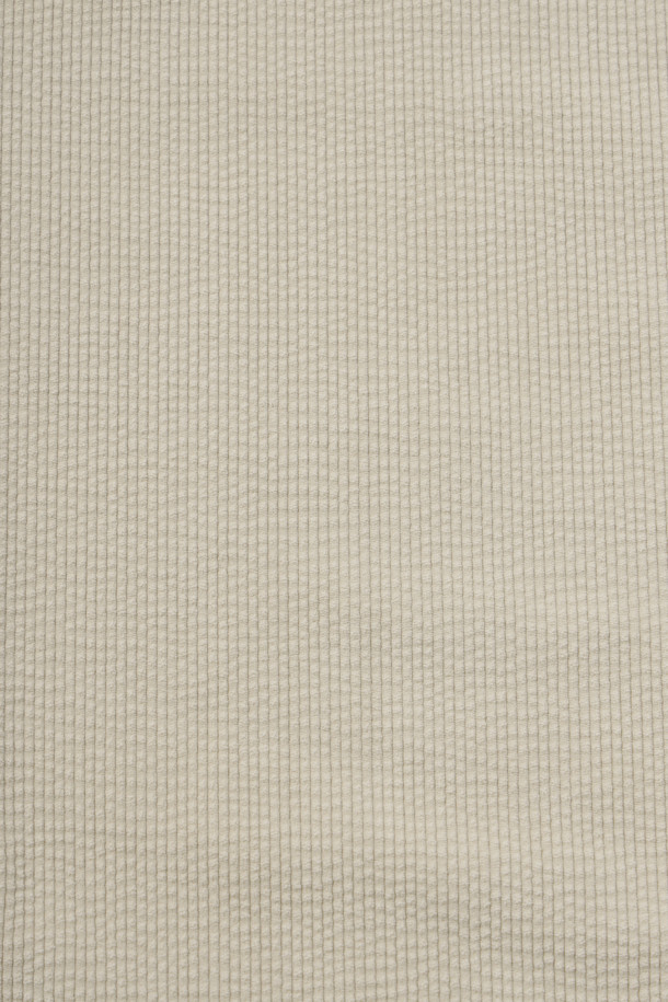 [페트리코] 웨일 조직 스웻셔츠는 초겨울부터 겨울까지 따뜻하게 입을 수 있는 베이직 스타일의 스웻셔츠입니다. 부드러운 촉감의 웨일 조직 소재로 제작되었으며, 약간 두꺼운 두께감으로 보온성을 높였습니다. 라운드넥에 레귤러핏으로 편안하게 착용 가능하며, 넥 안쪽 스트라이프 테이프 디테일이 돋보입니다. 밑단 및 소매단은 제원단 더블 공정으로 마감되었으며, 좌측 하단 로고 포인트 라벨이 디자인의 완성도를 더합니다. 신축성이 좋아 활동성이 뛰어나며, 비침 걱정 없이 겨울 데일리룩, 집콕룩, 산책룩 등 다양한 TPO에 미니멀, 캐주얼, 클래식 스타일로 활용하기 좋습니다.
