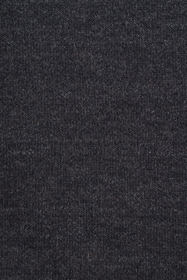 포근한 착용감의 컴포트 기모 스웻셔츠입니다. 부드러운 레이온, 울 혼방 소재에 기모 안감으로 보온성을 높여 초겨울부터 겨울까지 따뜻하게 착용하기 좋습니다. 멜란지 컬러의 무지 디자인으로 미니멀, 클래식, 캐주얼 등 다양한 스타일을 연출할 수 있습니다. 레귤러핏 라운드넥 긴소매 디자인이며, 밑단과 소매단 더블 공정으로 마감하여 퀄리티를 높였습니다. 좌측 하단 로고 포인트 라벨과 신축성 좋은 소재로 편안함을 더했습니다. 겨울 데일리룩, 집콕룩, 산책룩에 활용하기 좋은 아이템입니다.
