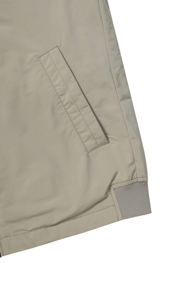 미니멀 해링턴 점퍼는 베이지 컬러의 폴리에스터 소재로 제작되어 부드러운 촉감을 선사합니다. 일상생활에서 편안하게 착용하기 좋으며, 가을 나들이룩이나 데이트룩 연출에 적합합니다. 레귤러핏으로 제작되었으며, 엉덩이 위 기장과 집업 여밈 방식이 특징입니다. 체크 패턴의 안감, 사선 사이드 포켓, 코듀로이 소매 안쪽 배색 디테일이 돋보이며, 전체 안감 처리를 통해 완성도를 높였습니다. 미니멀, 캐주얼, 클래식한 스타일을 모두 아우르는 디자인으로 다양한 코디에 활용할 수 있습니다.
