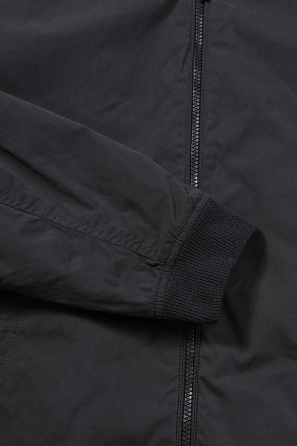 가먼트워싱 보머 점퍼는 남성용 아우터로, 가을철 데일리룩과 가을 나들이룩에 적합합니다. 캐주얼, 미니멀, 클래식 스타일을 아우르며, 엉덩이 위 기장의 레귤러핏으로 제작되었습니다. 블랙 컬러의 무지 디자인이며, 집업 여밈 방식과 긴 소매, 전체 안감으로 편안함을 더했습니다. 라글란 소매, 칼라 및 소매 니트 배색, 밑단 엘라스틱 밴드, B 로고 리벳 와펜 등의 특징으로 포인트를 주었습니다. 면 혼방 소재에 가먼트워싱 처리하여 자연스러운 멋을 연출합니다.
