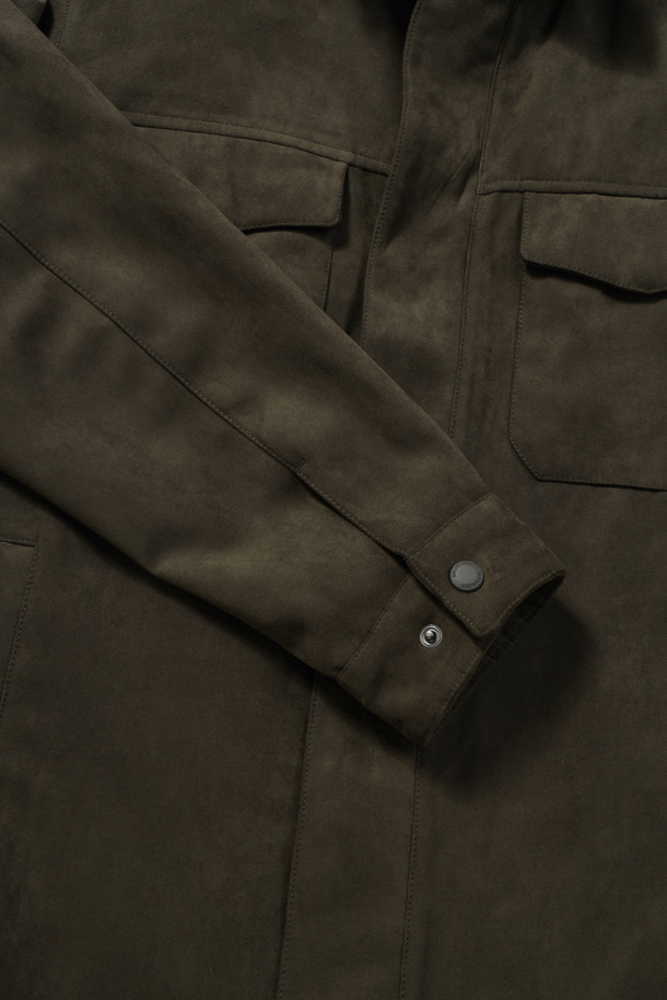 부드러운 스웨이드 소재의 남성용 트러커 재킷입니다. 가을 시즌, 캐주얼하고 클래식한 스타일을 연출하기에 좋습니다. 셔츠형 칼라와 가슴 절개 디테일, 포켓 디테일이 특징이며, 히든스냅 여밈 플라켓과 전체 안감으로 마감되었습니다. 레귤러핏으로 편안하게 착용 가능하며, 데이트룩 또는 가을 나들이룩에 적합합니다. 색상은 브라운이며, 무지 디자인으로 다양한 스타일에 매치하기 용이합니다.
