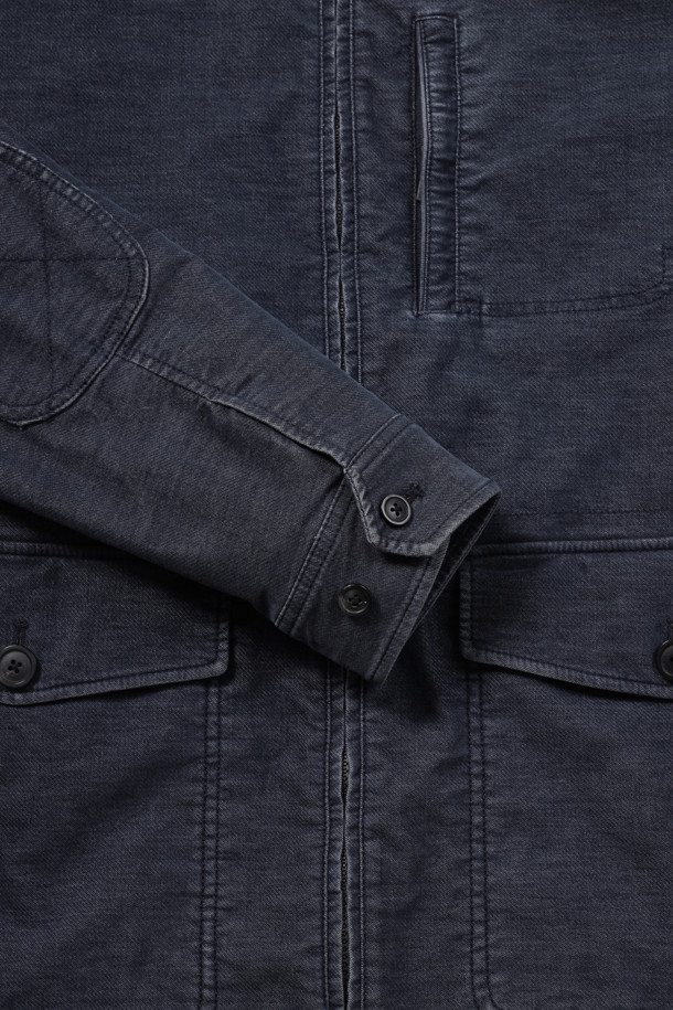 [코지] 몰스킨 워싱 자파리 는 부드러운 촉감의 몰스킨 소재로 제작된 남성용 자파리입니다. 가을 시즌에 어울리는 네이비 컬러의 무지 디자인으로, 캐주얼하고 미니멀한 스타일을 연출합니다. 엉덩이를 덮는 기장과 레귤러핏으로 편안하게 착용 가능하며, 셔츠형 칼라와 멀티 포켓 디테일이 특징입니다. 바이오워싱 가공을 거쳐 자연스러운 멋을 더했으며, 엘보우 패치와 전체 안감으로 내구성과 보온성을 높였습니다. 가을 나들이룩이나 겨울 데일리룩에 활용하기 좋으며, 다양한 스타일을 소화할 수 있습니다.
