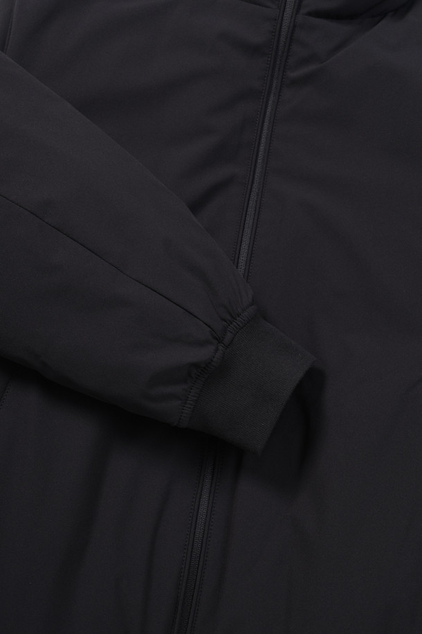 **[라이프 퍼포먼스] 심플 다운 점퍼**

일상과 스포츠 활동 모두에 적합한 [라이프 퍼포먼스] 심플 다운 점퍼는 남성용 겨울 아우터입니다. 블랙 색상의 무지 디자인으로 스포티하면서도 캐주얼한 스타일을 연출하며, 엉덩이 위 기장의 레귤러핏으로 편안하게 착용 가능합니다. 보온성과 신축성을 갖춘 두꺼운 두께의 다운 점퍼로, 스탠칼라와 라글란 소매, 니트 배색 소매단/밑단, B로고 와펜, 머스코비덕 다운 충전재(솜털:깃털=80:20) 등의 특징을 가지고 있습니다. 집업 스타일로 간편하게 여밀 수 있으며, 출근룩과 캠핑룩, 캐주얼, 스포티, 미니멀 스타일을 즐기는 분들께 추천합니다.
