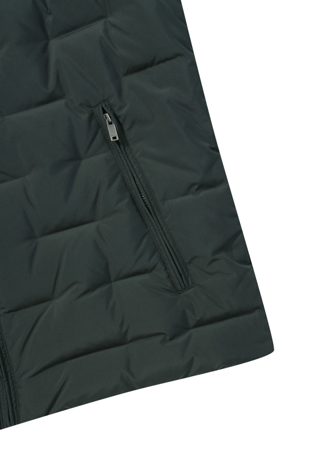 [밸런스다운] 튜브 숏기장 점퍼는 추운 겨울철, 출근룩에 미니멀, 클래식, 캐주얼 스타일을 더해줄 아우터입니다. 매트한 촉감의 폴리에스테르 소재로 제작되었으며, 숏 기장과 레귤러핏으로 편안한 착용감을 선사합니다. 그린 컬러의 무지 디자인에 스탠 칼라, 튜브 접착 방식, 덕다운 충전재(솜털:깃털=80:20)를 사용하여 보온성과 방풍 기능을 강화했습니다. 지퍼형 여밈 방식과 사이드 지퍼 포켓, 소매 안쪽 니트 배색 디테일로 실용성을 높인 숏 점퍼입니다.
