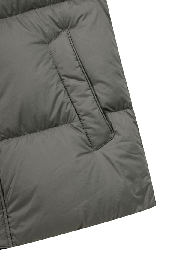 [에어다운] 칼라 FUR(퍼) 다운 점퍼는 겨울철 일상, 산책, 여행 시 캐주얼, 미니멀, 클래식한 스타일을 연출하기에 적합합니다. 남성용 그레이 컬러의 다운점퍼로, 엉덩이 위 기장의 레귤러핏 디자인입니다. 탈, 부착 가능한 칼라 렉스 퍼(Fur) 디테일이 고급스러움을 더하며, 지퍼와 히든스냅 여밈 방식으로 편리함을 더했습니다. 두꺼운 두께감과 머스코비덕 다운 충전재(솜털:깃털=80:20)로 뛰어난 보온성을 제공하며, 발수 기능과 경량성을 갖춰 활동성을 높였습니다. 배색 안감과 넓은 퀼팅 간격이 특징이며, 긴 소매 디자인으로 겨울철 따뜻함을 유지해 줍니다.
