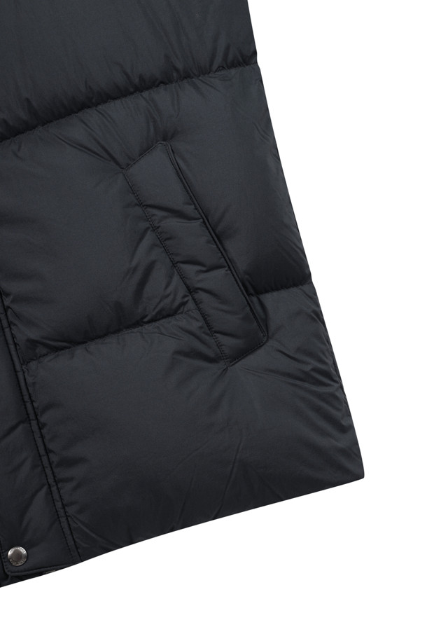 [에어다운] 칼라 FUR 다운 점퍼는 추운 겨울에도 따뜻하고 스타일리시하게 연출할 수 있는 아우터입니다. 블랙 컬러의 무지 디자인으로 어떤 룩에도 잘 어울리며, 캐주얼, 미니멀, 클래식 스타일을 모두 소화할 수 있습니다. 엉덩이 위 기장의 레귤러 핏으로 편안하게 착용 가능하며, 탈부착 가능한 칼라 렉스 퍼가 고급스러움을 더합니다. 머스코비덕 다운 충전재(솜털:깃털=80:20)와 발수, 경량 기능으로 보온성과 활동성을 모두 갖췄으며, 겨울 데일리룩, 산책룩, 여행룩에 적합합니다.
