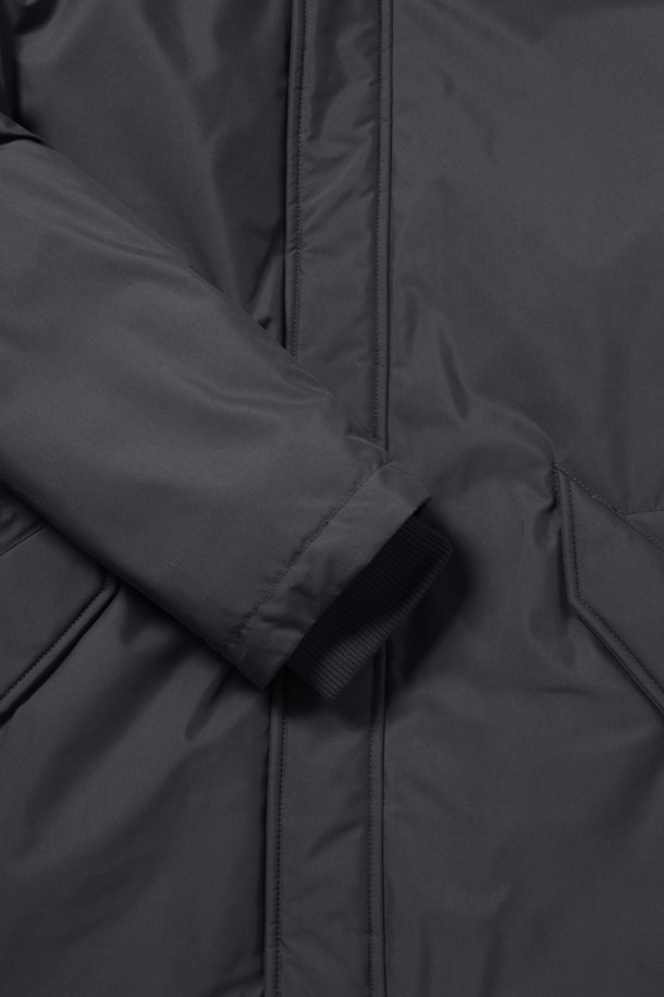 **후드 탈착 다운 사파리**는 겨울철 출근룩을 위한 베이직 스타일의 아우터입니다. 블랙, 그레이 두 가지 색상으로 출시되었으며, 허벅지 기장의 레귤러핏으로 제작되었습니다. 지퍼와 스냅 여밈 방식을 갖추었으며, 폴리에스테르 소재에 두꺼운 두께감으로 보온성을 높였습니다. 후드는 탈부착이 가능하며, 허리 스트링 조절, 소매 니트 배색, B로고 와펜 디테일이 돋보입니다. 머스코비덕 다운 충전재(솜털:깃털=80:20)와 발수 처리, 방수 기능으로 쾌적함을 더했습니다.
