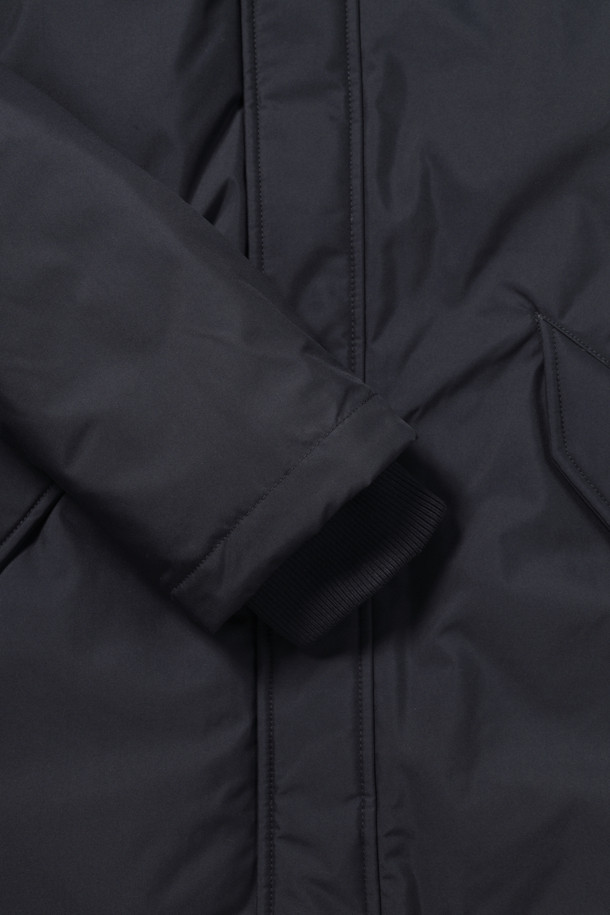 네이비 컬러의 남성용 '후드 탈착 다운 사파리' 점퍼입니다. 캐주얼 및 베이직 스타일로 일상생활에서 활용하기 좋으며, 출근룩, 여행룩에 모두 잘 어울립니다. 허벅지 기장으로 보온성을 높였으며, 지퍼와 스냅으로 여밈 방식을 갖추었습니다. 후드 탈부착이 가능하며, 허리 스트링 내장으로 핏 조절이 용이합니다. 머스코비덕 다운 충전재(솜털:깃털=80:20)와 발수 처리, 방수, 보온 기능을 갖춰 겨울철에도 따뜻하고 쾌적하게 착용할 수 있습니다.
