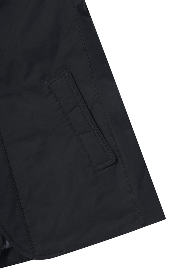 [브릿지포트] 비즈 다운 자파리는 비즈니스와 미니멀 스타일을 추구하는 남성을 위한 겨울철 필수 아이템입니다. 엉덩이를 덮는 기장의 레귤러핏 다운 점퍼로, 블랙 컬러의 무지 디자인이 세련된 느낌을 선사합니다. 방풍 기능과 보온성을 갖춘 두꺼운 폴리에스테르 소재로 제작되었으며, 탈부착 가능한 바람막이, 칼라 와이어, 니트 배색 칼라 등의 디테일이 돋보입니다. 머스코비덕 다운 충전재(솜털:깃털=80:20)를 사용하여 뛰어난 보온성을 제공하며, 지퍼와 단추로 여밀 수 있습니다. 출근룩과 비즈니스 캐주얼에 적합한 스타일을 연출해보세요.
