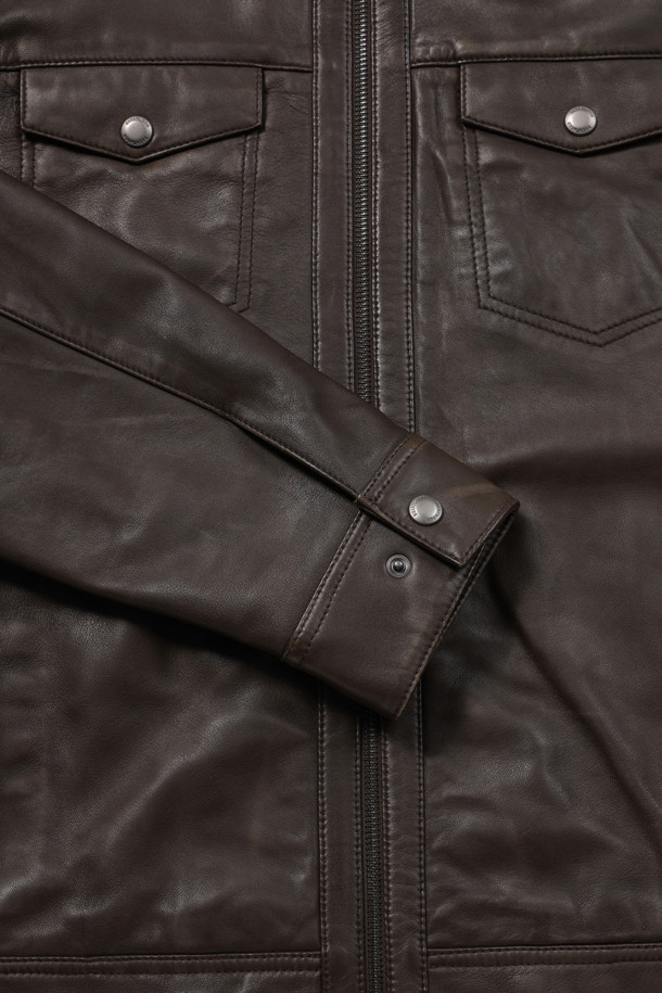 [볼더레더] 세미베지터블 양가죽 트러커는 가을 시즌, 캐주얼하고 빈티지한 스타일을 연출하기에 완벽한 아우터입니다. 부드러운 세미 베지터블 천연 양가죽과 가먼트워싱, 효소 처리 기법으로 제작되어 은은한 광택과 자연스러운 질감을 자랑합니다. 엉덩이 위 기장의 레귤러핏으로 편안하며, 가슴 포켓 장식과 전면 노출 지퍼 디테일이 돋보입니다. 뒷 넥 부분의 브랜드 라벨 가죽 디테일은 고급스러움을 더하며, 데이트룩이나 가을 나들이룩에 잘 어울리는 스타일입니다.
