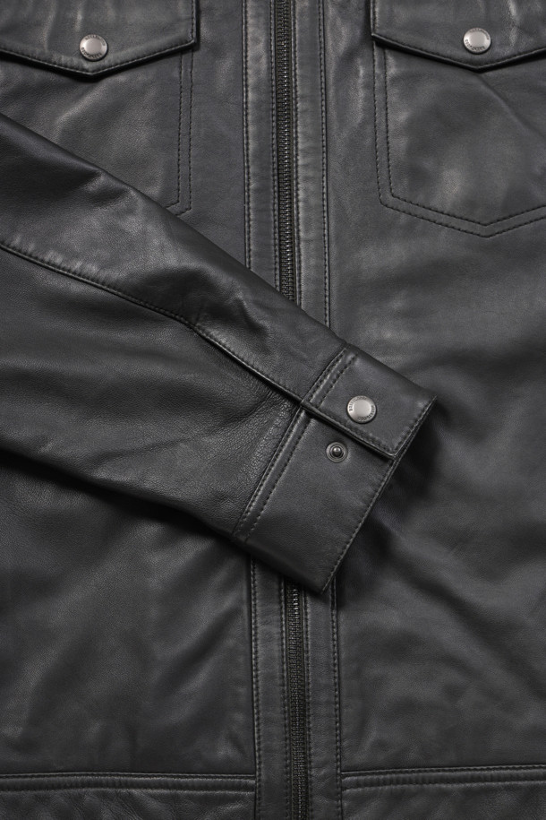 [볼더레더] 세미베지터블 양가죽 트러커는 가을, 겨울에 어울리는 캐주얼하고 빈티지한 스타일의 아우터입니다. 부드러운 세미 베지터블 천연 양가죽 소재에 가먼트워싱과 효소 처리하여 자연스러운 질감을 살렸습니다. 엉덩이 위 기장의 레귤러핏으로 편안한 착용감을 제공하며, 지퍼 여밈 방식과 전체 안감, 가슴 포켓 디테일이 특징입니다. [볼더레더] 브랜드 가죽 라벨이 부착되어 있으며, 가을 나들이룩이나 겨울 데일리룩에 활용하기 좋습니다.
