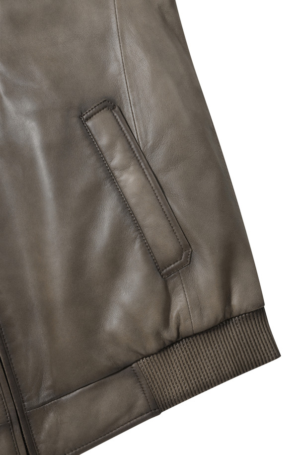 FUR 칼라 양가죽 다운 점퍼는 클래식한 무드의 겨울 데일리룩을 위한 아우터입니다. 부드러운 양가죽 소재로 제작되어 고급스러운 촉감을 선사하며, 탈부착 가능한 양털 칼라로 포인트를 더했습니다. 구스다운 충전재(솜털:깃털=80:20)와 두꺼운 두께감으로 뛰어난 보온성을 제공하며, 오일 브러쉬 가공으로 은은한 광택을 더했습니다. 스모킹 처리된 밑단과 소매단, 히든 자석 탈부착 방식, 그리고 레귤러핏으로 디자인되어 미니멀하면서도 세련된 스타일을 연출합니다.
