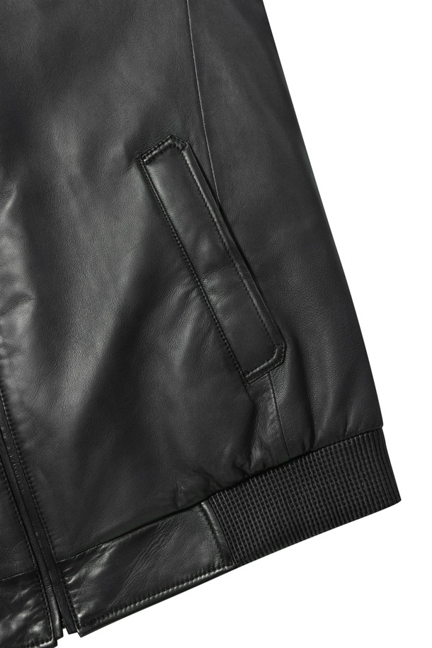 FUR(퍼) 칼라 양가죽 다운 점퍼는 겨울철 데일리룩에 적합한 베이직 스타일의 점퍼입니다. 부드러운 촉감의 양가죽 소재로 제작되었으며, 엉덩이 위 기장의 레귤러 핏으로 편안하게 착용 가능합니다. 탈부착 가능한 양털 칼라 FUR(퍼)가 있어 다양한 스타일을 연출할 수 있으며, 히든 자석으로 간편하게 여밀 수 있습니다. 구스다운 충전재(솜털:깃털=80:20)와 밑단 및 소매단 스모킹 처리, 오일 브러쉬 가공으로 보온성과 흡습 기능까지 갖춘 실용적인 제품입니다. 블랙 색상으로 클래식하고 미니멀한 매력을 더했습니다.
