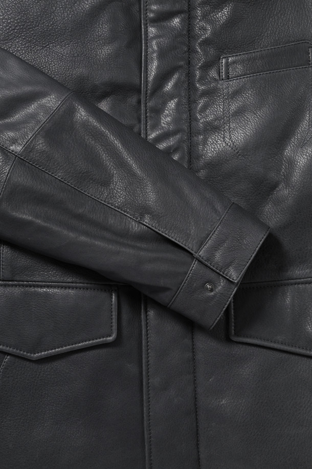 FUR 칼라 양가죽 다운 사파리입니다. 부드러운 촉감의 양가죽 소재로 제작되었으며, 탈부착 가능한 양털 칼라 FUR가 특징입니다. 구스다운 충전재(솜털:깃털=80:20)와 안감으로 보온성을 높였으며, 히든 자석 여밈 방식으로 깔끔한 핏을 연출합니다. 가슴과 하단에 장식 포켓이 있으며, 엉덩이를 덮는 기장감으로 겨울철 데일리룩과 동네 마실룩에 캐주얼하고 미니멀한 스타일을 더해줍니다. 블랙 색상의 무지 디자인으로 다양한 코디에 활용하기 좋습니다.
