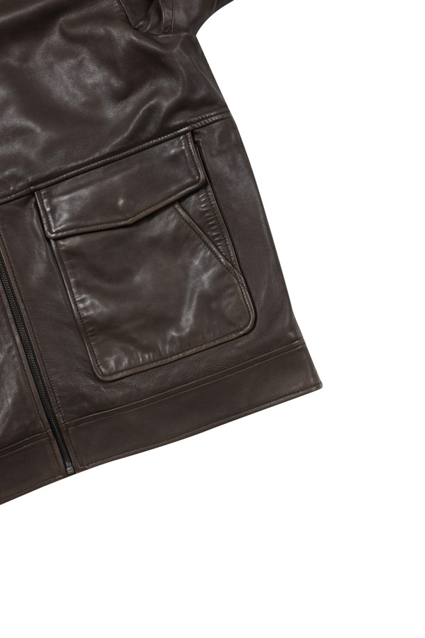 [셀렉션] 세미베지터블 양가죽 점퍼는 초겨울, 클래식, 빈티지, 캐주얼 스타일을 아우르는 남성용 아우터입니다. 부드러운 감촉의 양가죽 소재에 엉덩이 위 기장의 레귤러핏으로 편안한 착용감을 선사합니다. 브라운 컬러의 무지 디자인에 가먼트워싱, 효소 처리, 부분 스티치 디테일, 하단 포켓 장식 등의 특징을 더해 고급스러움을 강조했습니다. 솜 안감과 약간 두꺼운 두께감으로 보온성을 높였으며, 겨울 데일리룩, 데이트룩, 모임룩 등 다양한 TPO에 활용하기 좋습니다. 지퍼 여밈 방식과 긴 소매 기장으로 안정적인 착용감을 제공합니다.
