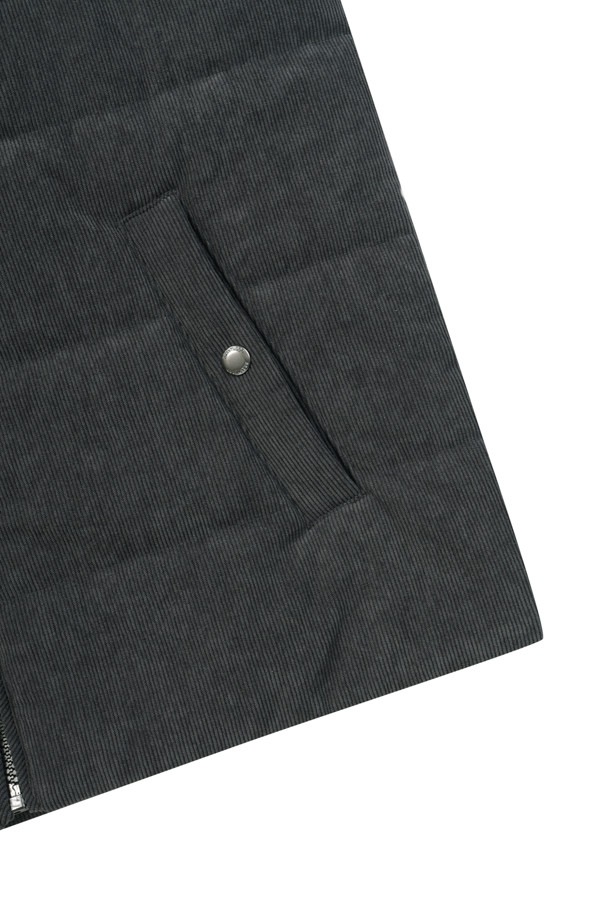 [코지] 코듀로이 베스트는 초겨울, 출근룩에 어울리는 베이직하고 캐주얼한 스타일의 베스트입니다. 엉덩이 위 기장의 레귤러핏으로, 반달 모양의 네크라인과 전면 노출 지퍼가 특징입니다. 블랙 컬러의 폴리에스터 코듀로이 소재에 퀼팅 패턴으로 포인트를 주었으며, 약간 두꺼운 두께감과 3M 신슐레이트 안감으로 보온성을 높였습니다. 사이드 스냅 포켓과 뒷넥 라벨판 체크 배색 디테일, 약간의 신축성이 있어 편안하게 착용 가능합니다.
