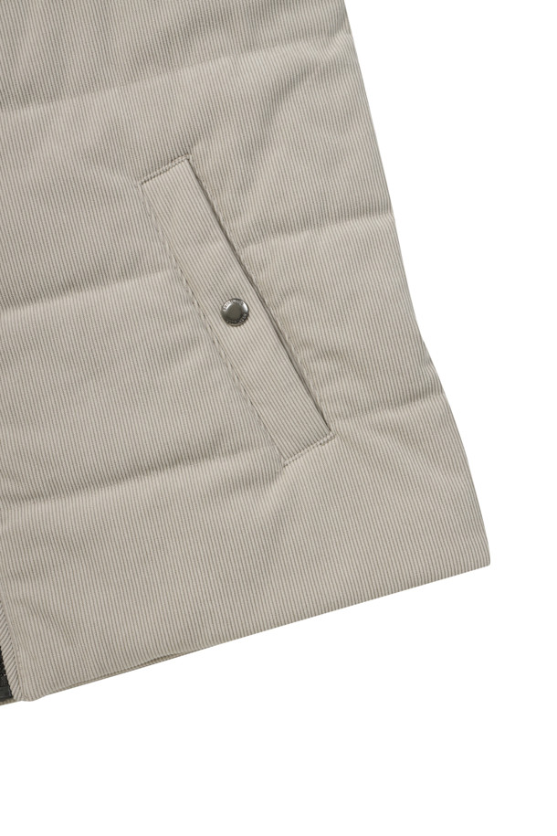 [코지] 코듀로이 베스트는 초겨울, 출근룩과 산책룩에 모두 잘 어울리는 베이직 스타일의 레귤러핏 베스트입니다. 3M 신슐레이트 충전재를 사용하여 보온성을 높였으며, 약간 두꺼운 두께감으로 포근하게 착용할 수 있습니다. 부드러운 코듀로이 소재와 엉덩이 위 기장의 디자인, 반달 모양 넥 디자인이 특징입니다. 지퍼형 여밈 방식과 스냅 여밈 사이드 포켓으로 실용성을 더했으며, 뒷넥 라벨판 체크 배색으로 포인트를 주었습니다. 그레이 컬러로 클래식, 미니멀, 캐주얼 등 다양한 스타일에 매치하기 좋습니다.
