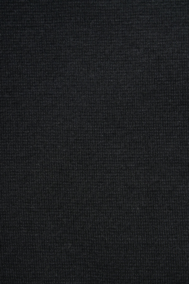 **따뜻함과 스타일을 모두 갖춘 빅블록 워셔블 라운드넥 스웨터**

부드러운 울 소재로 제작되어 포근한 착용감을 선사하며, 가을과 초겨울에 어울리는 두께감의 베이직 스웨터입니다. 블랙과 그레이 두 가지 컬러로 출시되어 어떤 스타일에도 쉽게 매치할 수 있습니다. 전체 이중 조직으로 제작되어 내구성이 뛰어나며, 밑단과 소매단 립 처리로 깔끔한 마무리를 더했습니다. 워셔블 기능으로 관리가 용이하며, 캐주얼, 미니멀, 클래식 스타일을 즐겨 입는 분들께 '겨울 데일리룩'과 '동네 마실룩'으로 추천합니다.
