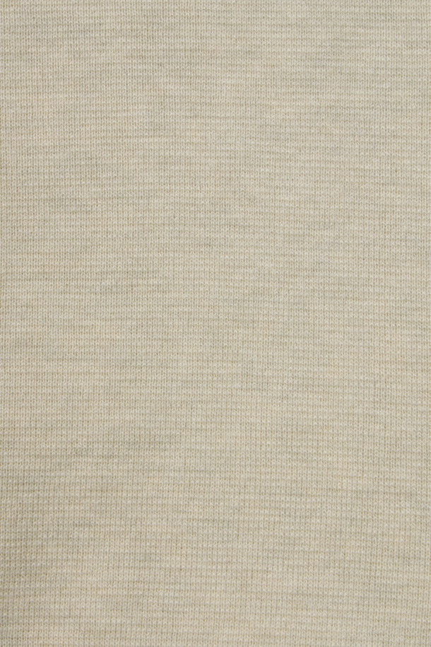 빅블록 워셔블 라운드넥 스웨터는 가을 나들이룩과 겨울 데일리룩에 잘 어울리는 베이직 스타일의 스웨터입니다. 부드러운 울 소재로 제작되어, 쌀쌀한 날씨에도 포근하고 편안한 착용감을 선사합니다. 베이지, 그린 두 가지 색상으로 출시되었으며, 핏은 레귤러핏, 네크라인은 라운드넥 디자인입니다. 이중 조직 디자인, 밑단 및 소매단의 립 처리, 좌측 옆선 로고 라벨이 특징이며 워셔블 기능으로 관리가 용이합니다. 긴소매 기장의 보통 두께 스웨터로, 클래식, 미니멀, 캐주얼 등 다양한 스타일을 연출할 수 있습니다.
