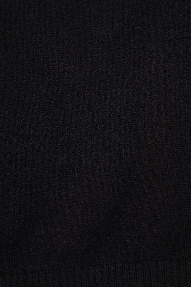 [라이프 퍼포먼스] 이노버 워셔블 터틀넥 스웨터는 남성용 니트/스웨터로, 초겨울부터 겨울까지 따뜻하게 착용할 수 있습니다. 블랙과 그레이 두 가지 색상으로 제공되며, 스포티하면서도 세련된 스타일을 연출합니다. 레귤러핏에 약간 두꺼운 두께감으로 제작되었으며, 부드러운 촉감과 워셔블 기능으로 편안함을 더했습니다. 배색 이중넥 스타일과 오렌지 라벨 디테일이 돋보이며, 신축성이 뛰어나고 비침 걱정 없이 착용 가능합니다. 출근룩과 모임룩, 캐주얼, 클래식, 미니멀한 스타일 모두에 잘 어울립니다.
