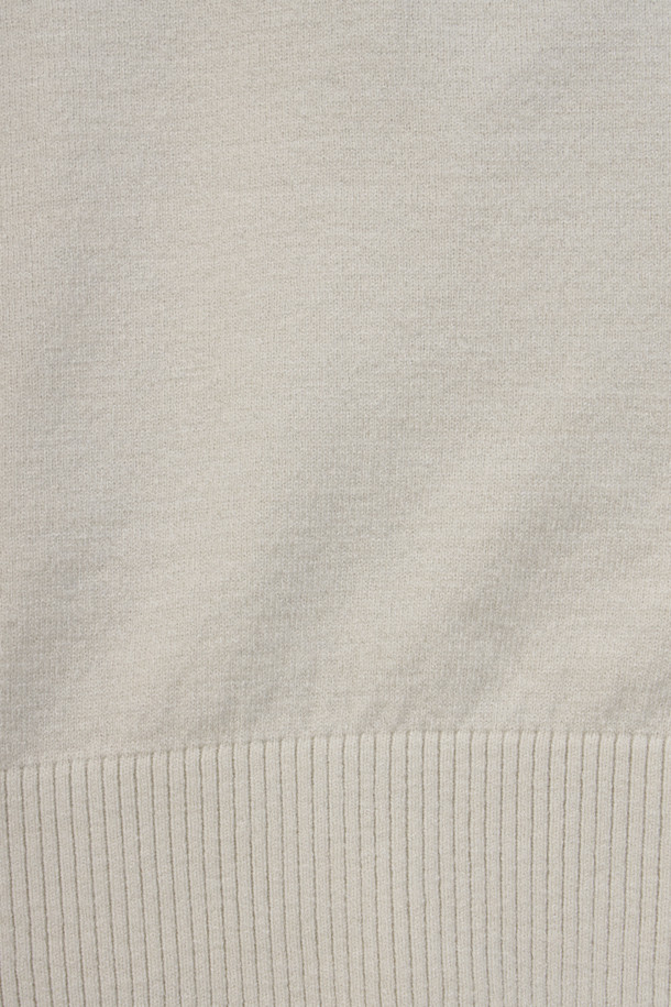 **[라이프 퍼포먼스] 이노버 워셔블 터틀넥 스웨터**는 초겨울과 겨울, 출근룩과 모임룩에 모두 잘 어울리는 스타일리시한 터틀넥 스웨터입니다. 모노톤 컬러에 스포티한 스트라이프 패턴이 돋보이며, 레귤러핏으로 편안하게 착용 가능합니다. 배색 이중 넥 스타일과 오렌지 라벨 디테일이 포인트이며, 부드러운 촉감과 신축성으로 활동성을 더했습니다. 워셔블 기능으로 관리가 용이하며, 비침 걱정 없이 따뜻하게 입을 수 있습니다. 캐주얼, 스포티, 미니멀 스타일을 즐겨 입는 분들께 추천합니다.
