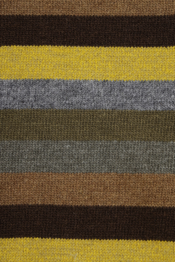 6가지 색상 배색의 멀티 스트라이프 패턴이 돋보이는 남성용 라운드넥 스웨터입니다. 부드러운 울 소재로 제작되어 가을과 초겨울, 포근한 착용감을 선사합니다. 레귤러핏으로 제작되었으며, 약간 두꺼운 두께감과 밑단 및 소매단의 립 처리로 안정적인 핏을 제공합니다. 일상, 데이트, 가을 나들이 등 다양한 TPO에 캐주얼, 클래식, 미니멀 스타일로 활용하기 좋습니다. 신축성이 뛰어나 활동성이 좋고 비침 걱정 없이 착용 가능합니다.
