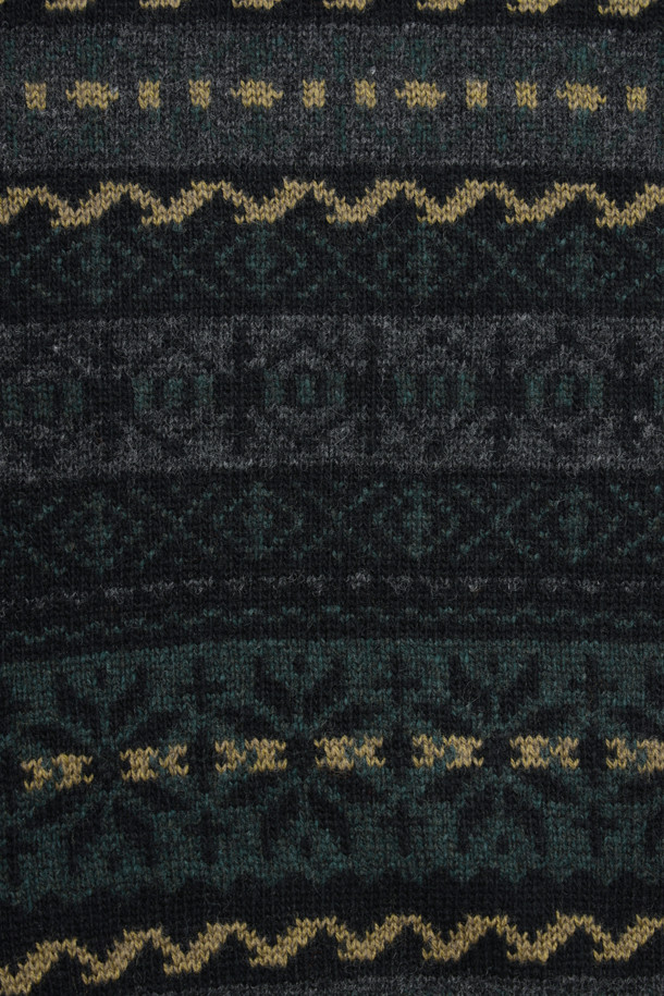 모노톤 컬러의 페어아일 패턴이 돋보이는 라운드넥 스웨터입니다. 울 혼방 소재로 제작되어 부드러운 촉감과 따뜻함을 선사하며, 초겨울부터 겨울까지 포근하게 착용하기 좋습니다. 4도 자카드 짜임으로 페어아일 패턴을 섬세하게 표현했으며, 넥 라인과 소매, 밑단은 단색으로 깔끔하게 마감했습니다. 넥과 밑단, 소매단 립 처리로 늘어짐을 방지하고 신축성을 더해 편안한 착용감을 제공합니다. 데일리룩, 클래식, 미니멀, 캐주얼 스타일을 즐기는 고객에게 추천합니다.
