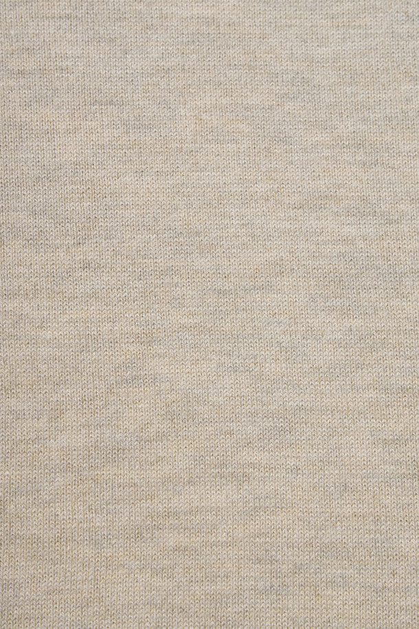 **[에센셜스] 솔리드 워셔블 하프터틀넥 스웨터**는 부드러운 울 소재로 제작되어 초겨울부터 겨울까지 따뜻하게 착용하기 좋은 남성용 니트입니다. 베이직한 디자인에 레귤러 핏으로, 출근룩과 비즈니스 캐주얼에 활용하기 좋습니다. 하프 터틀넥으로 보온성을 높였으며, 밑단과 소매단 립 처리로 깔끔한 마감 처리를 더했습니다. 옆구리 부위 골뺌 조직 디테일이 특징이며, 워셔블 기능으로 손쉽게 관리할 수 있습니다. 신축성이 뛰어나 편안한 착용감을 선사하며 비침 걱정 없이 착용 가능합니다.
