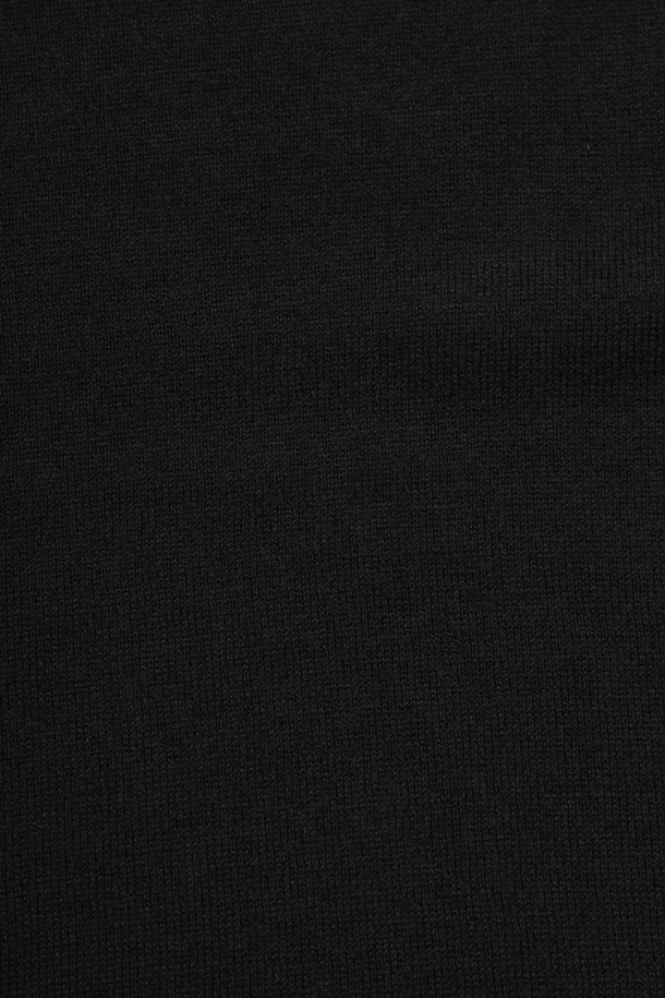 [에센셜스] 솔리드 워셔블 하프터틀넥 스웨터는 초겨울과 겨울 시즌, 출근룩, 오피스룩, 모임룩에 모두 어울리는 베이직 스타일의 니트/스웨터입니다. 부드러운 울 소재의 레귤러 핏 하프터틀넥 디자인으로, 플레인 조직과 골지 패턴이 특징입니다. 긴소매 기장과 밑단, 소매단의 립 처리, 옆구리 골뺌 조직 디테일이 돋보입니다. 워셔블 기능으로 관리가 용이하며, 클래식, 미니멀, 캐주얼 스타일을 모두 소화할 수 있습니다. 블랙 컬러로 어떤 하의와도 쉽게 매치할 수 있어 활용도가 높습니다.
