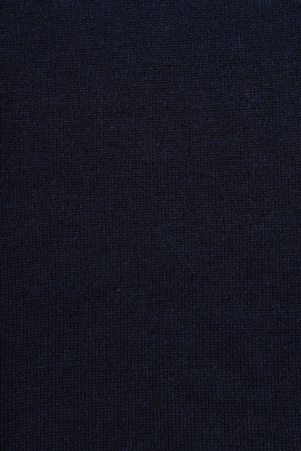 [에센셜스] 솔리드 워셔블 하프터틀넥 스웨터는 남성용 상의로, 초겨울과 겨울에 착용하기 좋은 아이템입니다. 네이비 컬러의 베이직한 디자인으로, 클래식, 미니멀, 캐주얼 스타일을 모두 소화할 수 있습니다. 울 소재의 레귤러핏 하프터틀넥 스웨터로, 부드러운 촉감과 보통 두께감으로 편안하게 착용 가능합니다. 밑단 및 소매단 립 처리와 옆구리 부위 골뺌 조직 디테일이 돋보이며, 신축성이 좋고 비침이 없어 활동성을 높였습니다. 워셔블 기능으로 손쉬운 관리가 가능하며, 출근룩으로도 활용하기 좋습니다.
