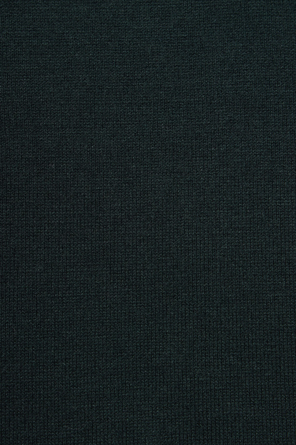 [에센셜스] 솔리드 워셔블 하프터틀넥 스웨터는 초겨울과 겨울에 착용하기 좋은 레귤러 핏의 하프 터틀넥 스웨터입니다. 부드러운 울 소재로 제작되어 편안한 촉감을 선사하며, 베이직한 스타일로 다양한 룩에 활용하기 좋습니다. 블랙 컬러의 무지 디자인에 플레인 조직과 밑단 및 소매단의 립 처리, 옆구리 골뺌 조직 디테일로 포인트를 더했습니다. 워셔블 기능으로 관리가 용이하며, 출근룩, 클래식, 미니멀, 캐주얼 스타일을 연출하기에 적합합니다. 긴 소매 기장으로 따뜻함을 더했습니다.
