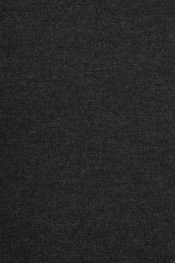 [에센셜스] 솔리드 워셔블 하프터틀넥 스웨터는 초겨울과 겨울에 착용하기 좋은 남녀 공용 상의입니다. 부드러운 울 소재의 레귤러 핏 하프 터틀넥 스웨터로, 베이직한 스타일의 출근룩에 적합합니다. 블랙 컬러의 무지 디자인에 플레인 조직과 밑단 및 소매단 립 처리, 옆구리 골뺌 조직 디테일로 포인트를 더했습니다. 워셔블 기능으로 관리의 편의성을 높였으며, 긴 소매 기장으로 따뜻하게 착용할 수 있습니다. 클래식, 미니멀, 캐주얼 스타일을 즐겨 입는 고객에게 추천합니다.
