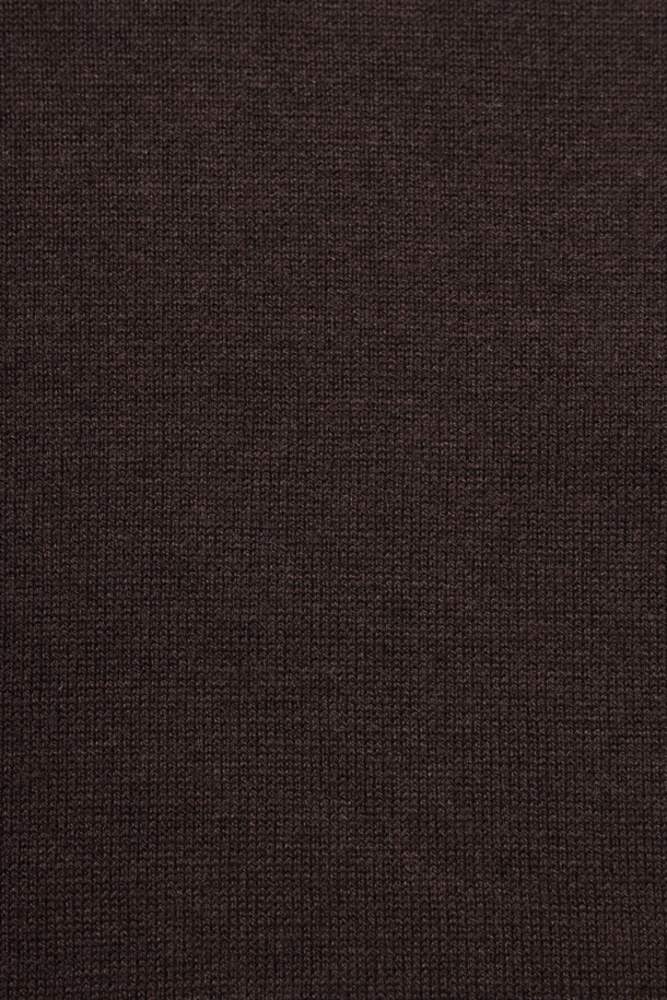 [에센셜스] 솔리드 워셔블 롱터틀넥 스웨터는 초겨울과 겨울, 출근룩과 모임룩에 활용하기 좋은 남성용 니트/스웨터입니다. 베이직, 클래식, 미니멀, 캐주얼 스타일을 아우르는 브라운 컬러의 레귤러핏 롱 터틀넥 스웨터로, 울 소재 특유의 부드러운 촉감을 선사하며, 무지 디자인으로 어떤 옷에도 쉽게 매치할 수 있습니다. 손세탁이 가능한 워셔블 기능으로 관리의 편의성을 높였으며, 옆구리 골뺌 조직 디테일과 밑단 및 소매단 립 처리가 특징입니다. 레귤러 기장의 긴소매 디자인으로, 일상에서 폭넓게 활용할 수 있습니다.
