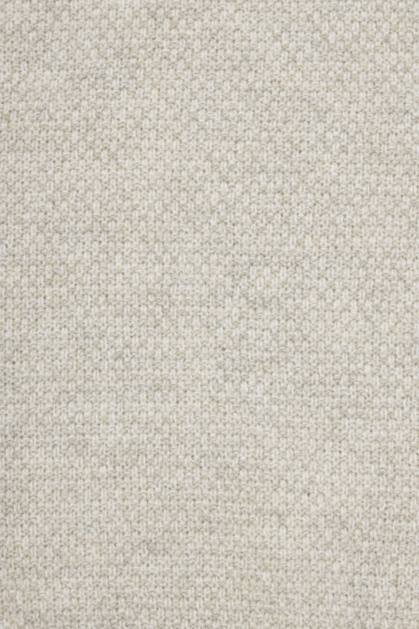 [이노버] 미니 숄 칼라 레이어드 스웨터는 남성용 니트/스웨터로, 셔츠를 레이어드한 듯한 독특한 투인원 디자인이 특징입니다. 베이지와 그레이 두 가지 색상으로 제공되며, 초겨울부터 겨울까지 따뜻하게 착용할 수 있습니다. 숄 카라 디자인에 레귤러핏으로 제작되었으며, 약간 두꺼운 울 소재로 부드러운 촉감을 선사합니다. 밑단과 소매단에 배색 팁과 립 처리를 더해 캐주얼하면서도 클래식한 무드를 연출하며, 출근룩과 모임룩 모두 활용하기 좋습니다. 신축성이 뛰어나 편안한 착용감을 제공하며, 좌측 옆선에 로고 라벨을 부착하여 포인트를 더했습니다.
