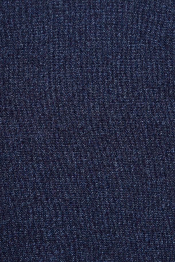 부드러운 울 소재의 케이블 하프 터틀넥 스웨터입니다. 멜란지 네이비 컬러와 레귤러 핏으로 클래식하고 미니멀한 스타일을 연출합니다. 두꺼운 두께감과 긴 소매 기장으로 겨울철 따뜻함을 더하며, 케이블 패턴이 은은한 포인트를 줍니다. 밑단과 소매단 립 처리, 신축성 좋은 소재로 편안한 착용감을 선사하며, 비침 걱정 없이 오피스룩, 데일리룩, 모임룩 등 다양한 TPO에 활용하기 좋습니다.
