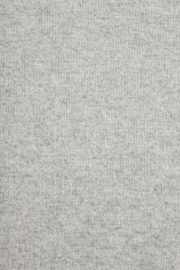 부드러운 울 소재의 남성용 케이블 하프터틀넥 스웨터입니다. 클래식한 디자인과 레귤러핏으로 제작되어 겨울철 데일리룩과 모임룩에 모두 잘 어울립니다. 두꺼운 두께감으로 보온성을 높였으며, 멜란지 그레이 컬러가 고급스러운 분위기를 더합니다. 밑단과 소매단 립 처리로 깔끔한 마감을 자랑하며, 신축성이 좋아 편안하게 착용할 수 있습니다. 케이블 패턴이 돋보이는 세련된 디자인으로, 미니멀, 캐주얼 스타일에도 매치하기 좋습니다.
